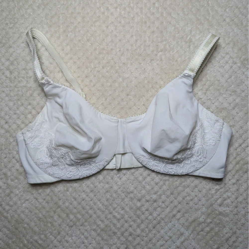 Olga 40C White Underwire Bra Lace Trim Support Nylon Blend‎ Style 35063